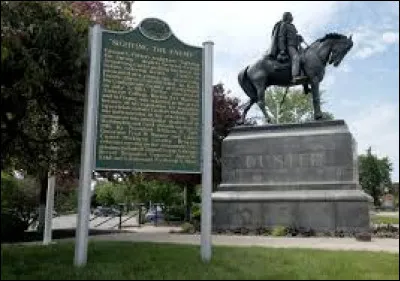 Quel président américain fit pression sur la commission d'enquête pour discréditer la mémoire de Custer en le présentant comme un illuminé compulsif avide de gloire ?