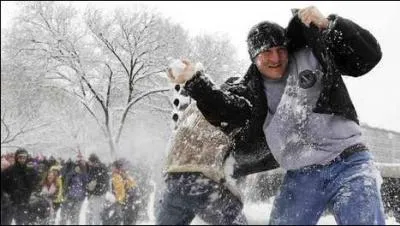 Cet homme se trouve en pleine bataille de boule de...
