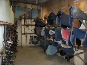 O range-t-on les selles et filets ?