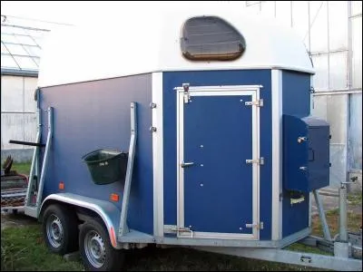 Lors d'un dplacement par la voie routire, o les chevaux prennent-ils place ?