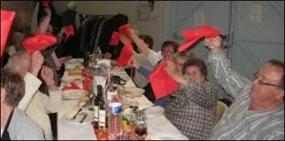 ''Et on fait tourner les serviettes 
Comme des petites girouettes 
Ça nous fait du vent dans les couettes 
C'est bête, c'est bête 
Mais c'est bon pour la tête''