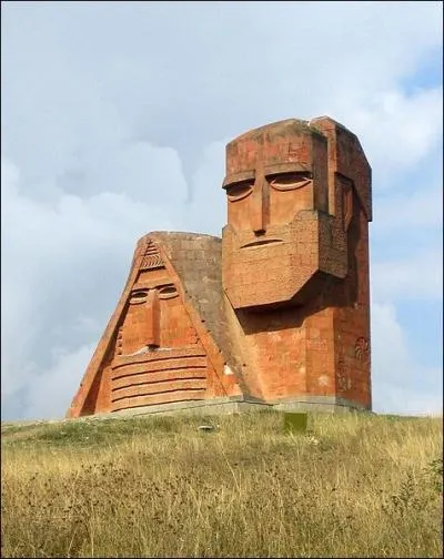 De quelle rpublique (non reconnue par les membres de l'ONU), la sculpture 'Nous sommes nos montagnes' est-elle un symbole ?