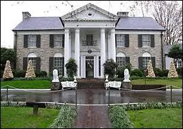 Trs visite aussi voici Graceland, il s'agit de la demeure ayant appartenu  Elvis Presley. Dans quelle ville se trouve cette maison ?