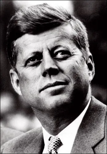 Il fut aussi prsid par cet homme qui reste l'un des prsidents les plus emblmatiques de son pays, il fut assassin le 22 Novembre 1963. il s'agit de. .