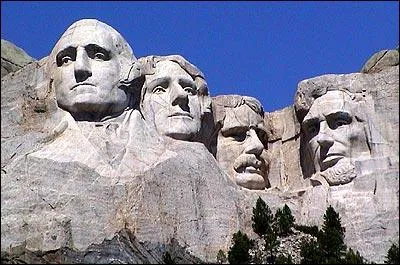 Vous pouvez faire aussi un tour du cot de cette oeuvre monumentale grave dans la montagne. C'est le Mont...