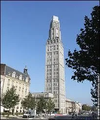 Dans quelle ville du nord se trouve cette tour rsidentielle construite en 1949 par l'architecte Charles Perret ?