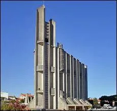 Dans quelle ville balnaire fut difie en trois ans et acheve en 1958 cette glise en bton d'architecture contemporaine ?
