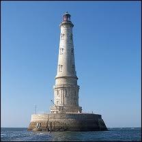 Le phare de Cordouan, appel le' Versailles de la mer ' fut reconstruit en 1724. Il se situe :