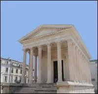 A qui fut ddie la Maison carre de Nmes lors de sa construction au 1er sicle ?