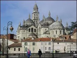 A quel style Roman est apparente la Cathdrale St Front de Prigueux ?