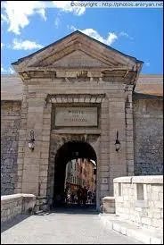 Dans quelle ville des Alpes fortifie par Vauban, peut-on entrer dans la citadelle par la porte de Pignerol ?