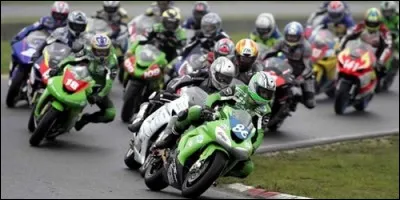 Dans les compétitions motocyclistes, comment appelle-t-on la position d'un motard lors d'une course ?