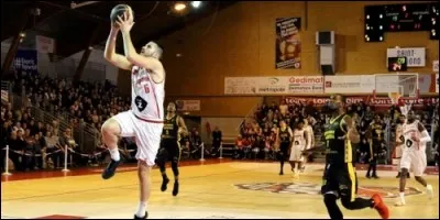 Combien de joueurs une équipe de basket-ball compte-t-elle sur le terrain ?