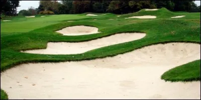 Au golf, comment appelle-t-on le fossé sablonneux fait pour stopper la balle du golfeur avant le green ?