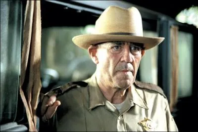 Quel est le vritable nom du ''Faux Shrif'' dans 'Massacre  la trononneuse : le commencement' ?