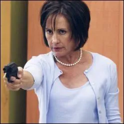 Au supermarch, une dame est arme d'un revolver. Qui est-elle ?