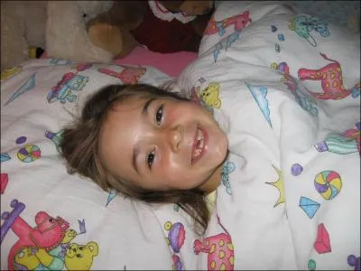 Cette petite fille vient de perdre sa dent, qu'attend-elle avec impatience ?