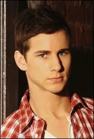 Cet acteur joue dans 'Aaron Stone' :