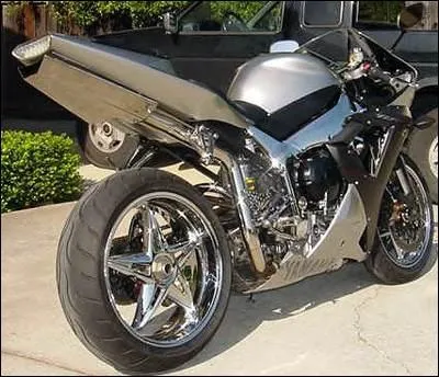 Quelle est cette marque de moto ?