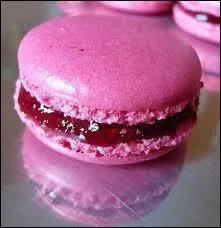 Le petit gteau accompagne le caf :