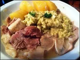 Arrive la Tte de veau avec sa traditionnelle sauce aux cornichons, aux jaunes d'oeufs cuits durs, et  la ciboulette :