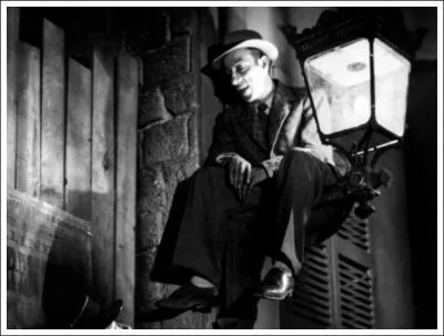 Quel acteur est assis sur un rverbre ?