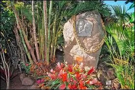 Il y est enterr et il en avait fait aussi une chanson.