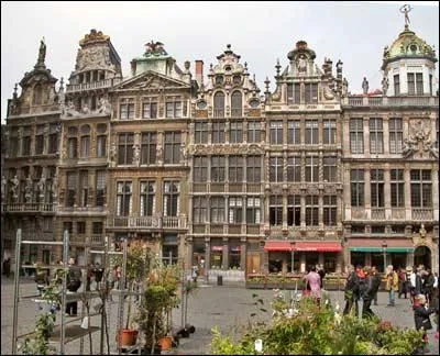 Il a fait aussi une chanson, sur la capitale du pays de la question 6. Quelle est cette capitale ?