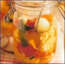 Comment se nomme cet assortiment de carottes, cornichons, oignons blancs, mas au vinaigre, servi avec la raclette ?