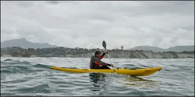 En kayak, on sert d'une pagaie :