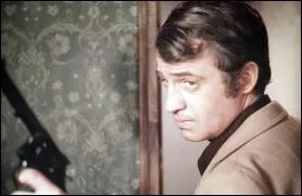 Qui jouait avec Belmondo en 1976 dans le film de Philippe Labro 'L'alpagueur' ?