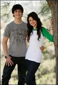 Qui a jou avec elle dans ' Les Sorciers de Waverly Place' ?