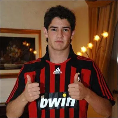 Quel est le numro de maillot de Alexandre Rodrigues Da Silva Pato ?