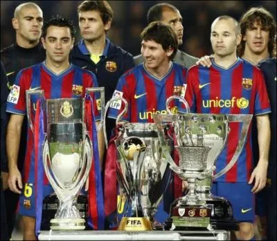 Comment se nomment les joueurs qui se trouvent devant les coupes sur cette photo ?