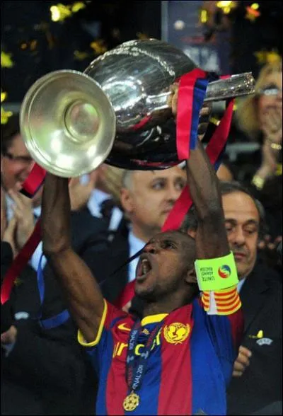 Qui a port la coupe de la Champions League  la place de Carls Puyol ?