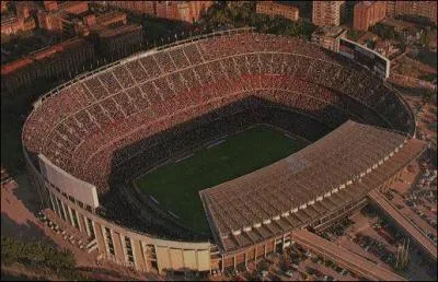 Quelle est la capacit du stade du FC Barcelone ?