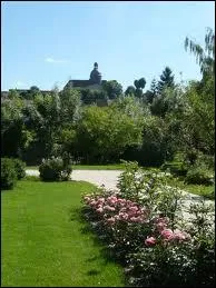 Clbre roseraie dans la cit de la rose. Ont peut y admirer une superbe collection de roses anciennes :