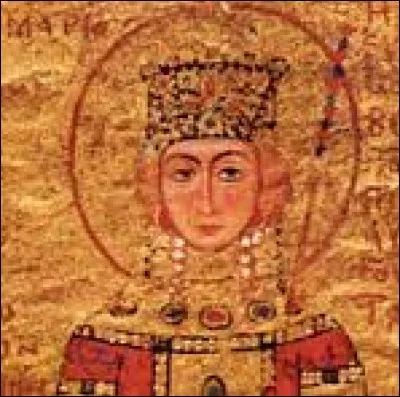 Qu'obtenait la fiancée de l'empereur à son arrivée dans le Palais Sacré ?