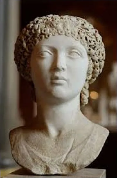 Quel est le prénom de la soeur et co-régente de Théodose II ?