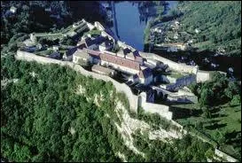 Quel architecte a ralis de nombreuses fortifications parmi lesquelles la magnifique citadelle de Besanon ?