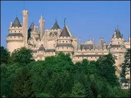 Quel architecte franais est connu pour ses rnovations de constructions mdivales comme le chteau de Pierrefonds ?