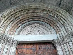 Comment nomme-t-on la partie qui surmonte cette porte ?