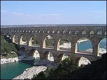 Comment s'appelle cette construction romaine  trois tages ?