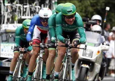 Il serait trop facile de vous demander qui est au premier plan. Je prfre demander qui est ce coureur qui est vtu du maillot de champion de France du contre-la-montre en 2011 ?