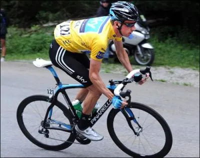 A l'image, le vainqueur du Dauphin Libr, 3me de la Vuelta et vice-champion du monde du contre-la-montre. Il tait l'un des favoris du Tour jusqu' ce qu'il se casse la clavicule. Qui est-ce ?