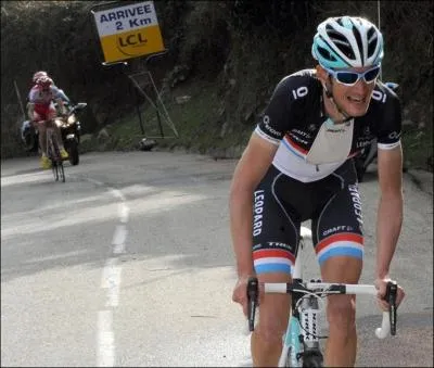 Nous voyons ici en action le vainqueur du Critrium International qui lance son ultime attaque avant de remporter l'tape et la course sur les routes corses. De qui s'agit-il