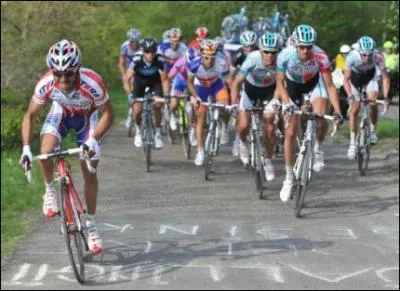 A gauche de la route, nous retrouvons l'un des grimpeurs les plus explosifs du peloton. Qui est cet ancien champion d'Espagne ?