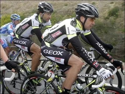 Nous avons ici deux coureurs de l'quipe Geox avec Carlos Sastre au premier plan. La question est combien celui-ci a remport de grand tour durant sa carrire ?