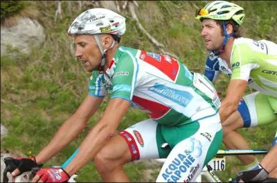 Nous avons ici Stefano Garzelli, leader de l'quipe Acqua & Sapone, sur les routes du Giro 2011. Que signifie ce maillot vert qu'il arbore ?