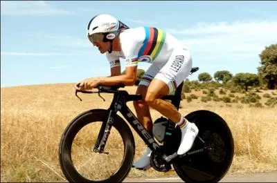 Nous dcouvrons maintenant l'ancien champion du monde du contre-la-montre Fabian Cancellara dont la domination dans ce domaine vient de s'achever. Combien d'annes a-t-il dj port ce maillot ?